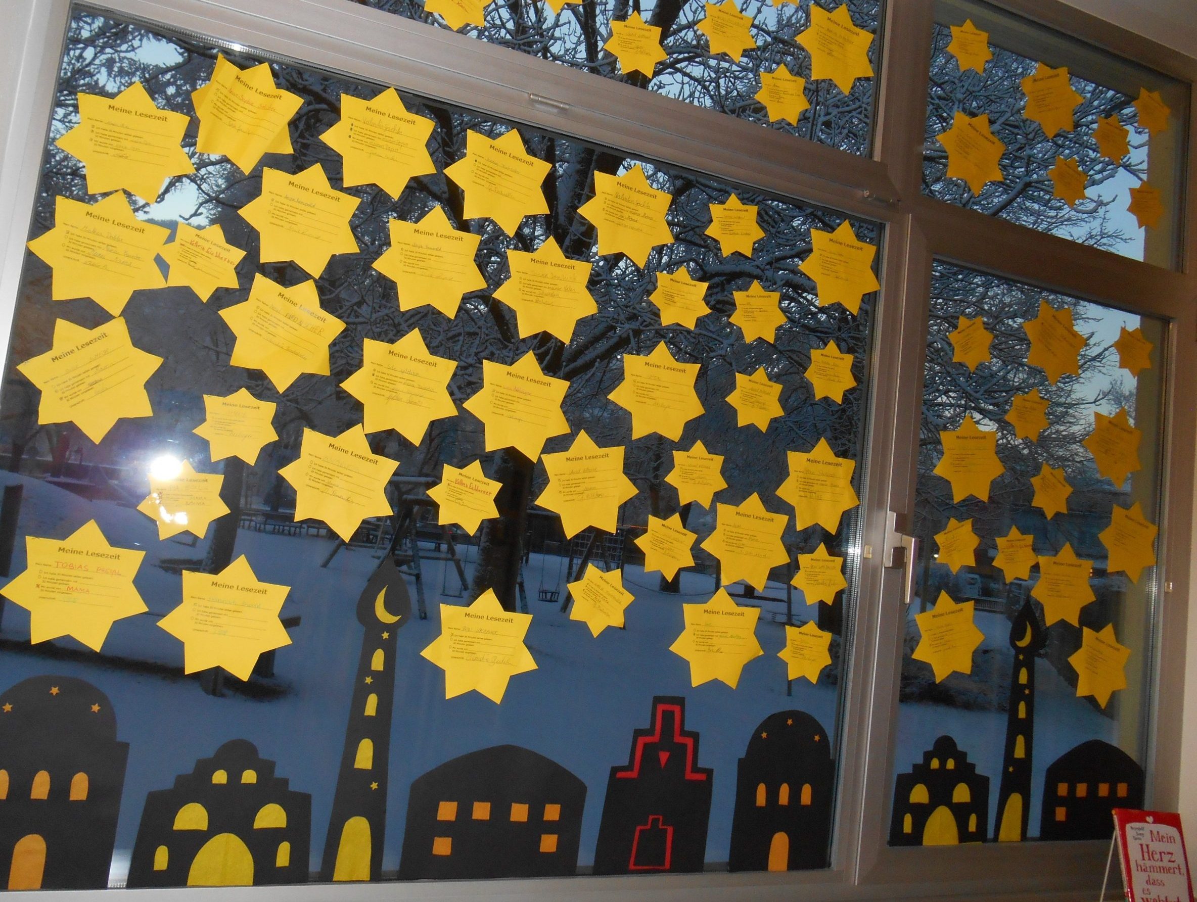 gele Sterne im Fenster